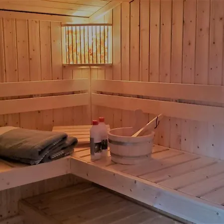 Luxurioese Mit Privatem Wellnessbereich